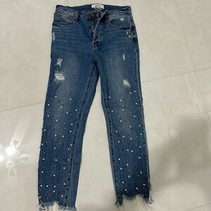 Cropped distressed jeans with different colored pearls